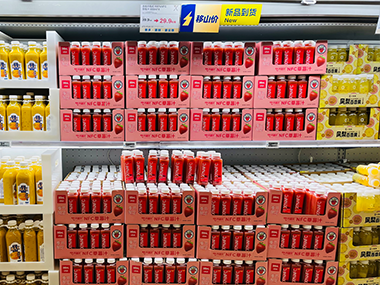    "醇美丹东，鲜榨草莓汁！自然之味，尽在盒马X会员店！"